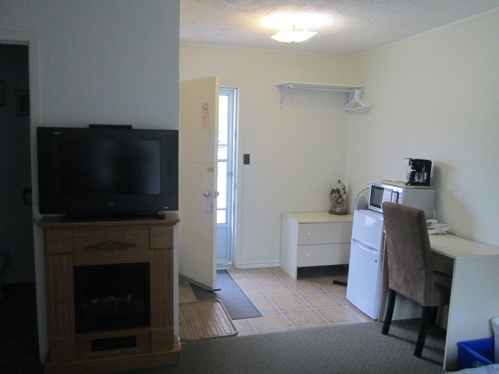 Edgewater Motel And Campground Temiskaming Shores Room photo